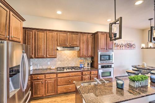Pet-friendly Houston Townhome With Fenced Yard!