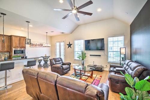 Pet-friendly Houston Townhome With Fenced Yard!