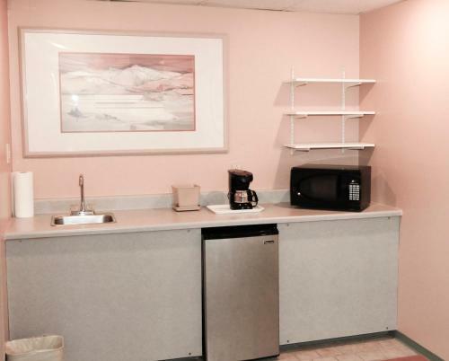 Hotel America's Airport Inn & Suites