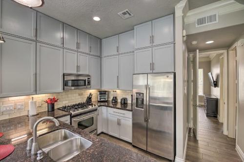 Charming Houston Townhome About 5 Mi To Downtown!