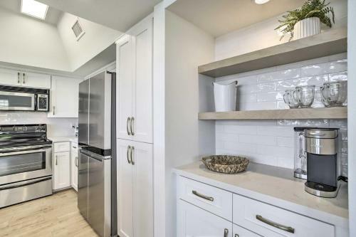 Amazing Waterfront Townhome With Patio And Grill!