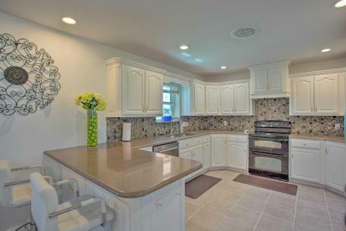 Modern Ranch Home With Screened Patio And Yard!