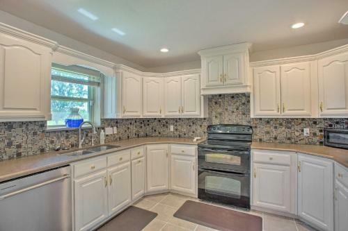Modern Ranch Home With Screened Patio And Yard!