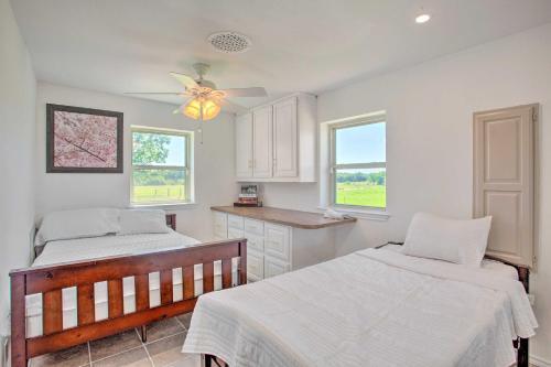 Modern Ranch Home With Screened Patio And Yard!