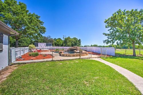 Modern Ranch Home With Screened Patio And Yard!