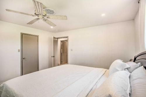Modern Ranch Home With Screened Patio And Yard!