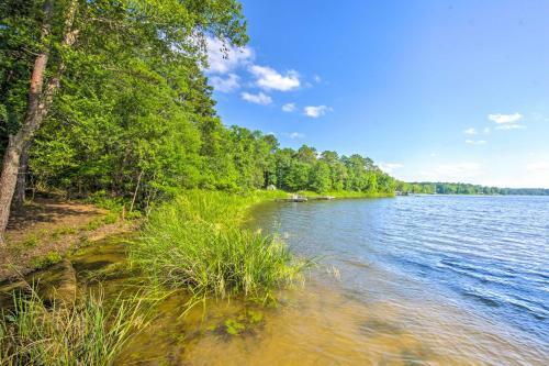 Lakefront Hidden Pines Cottage With Boathouse