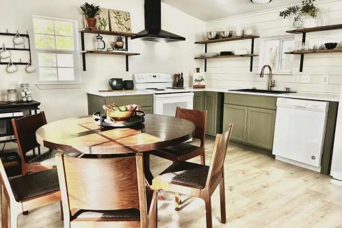 Casa Verde Kitchen, Deck, Kqft Beds, Volleyball, Firepit