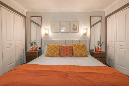 Charming 5 Bedroom: Self Check-in + Garage Parking