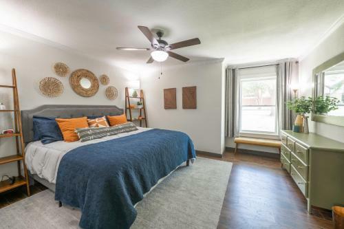 Charming 5 Bedroom: Self Check-in + Garage Parking