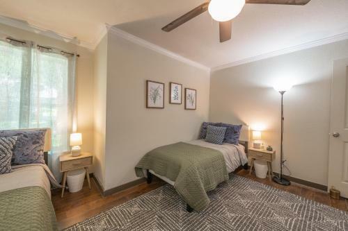 Charming 5 Bedroom: Self Check-in + Garage Parking