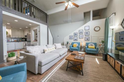 Charming 5 Bedroom: Self Check-in + Garage Parking