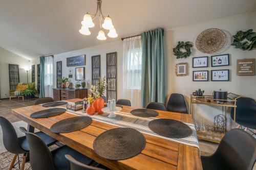 Charming 5 Bedroom: Self Check-in + Garage Parking