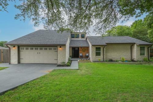 Charming 5 Bedroom: Self Check-in + Garage Parking
