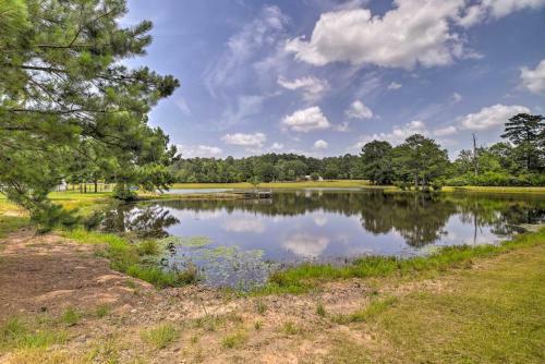 Lakefront Cabin With Access To 2 Paddleboats!