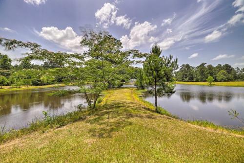 Lakefront Cabin With Access To 2 Paddleboats!