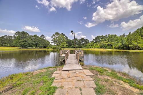 Lakefront Cabin With Access To 2 Paddleboats!