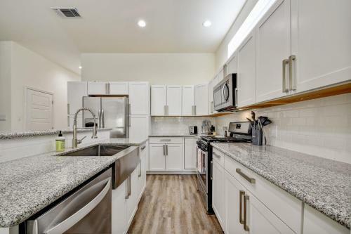 Family Stay! Near Downtown, Coffee Bar, King Bed