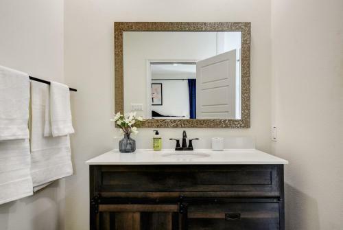 Family Stay! Near Downtown, Coffee Bar, King Bed