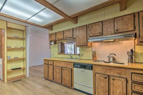 Hatch Retreat With Deck, Grill And Creek Access!