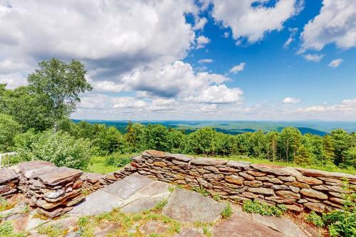 Cooper Hill Hideout