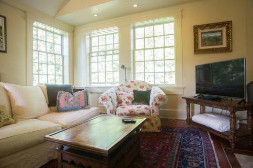 Villa Tuscan Luxury In Vermont - Private 25 Acres, Views