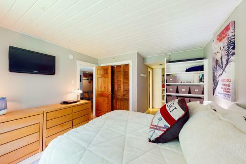 Center Village #203