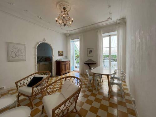 Beautiful Garden Apartment Steps From The Beach