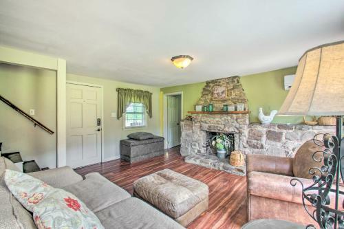 Farm House Cottage Deck And Fishing On-site!