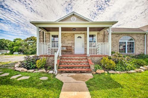Vibrant Cottage With Private Hot Tub, Fire Pit!