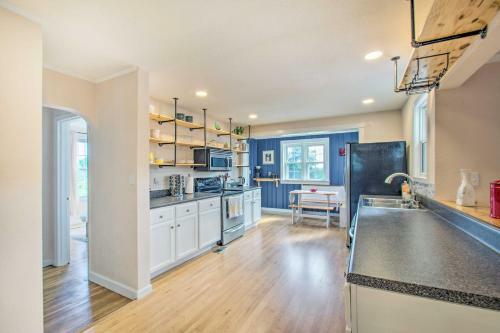 Vibrant Cottage With Private Hot Tub, Fire Pit!