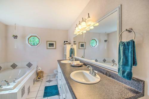 Vibrant Cottage With Private Hot Tub, Fire Pit!