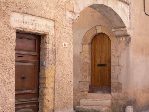 Charming Cottage With View And Pool In Provence