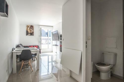 Nice Apartment With Large Terrasse And Parking Spot - Mont�vrain - Welkeys
