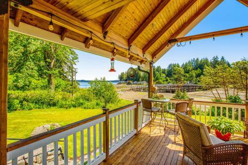 Buzz & Christa's Beach House