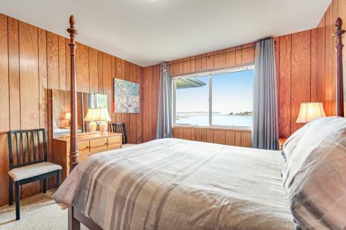 Davis House On The Bay