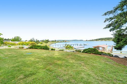 Davis House On The Bay