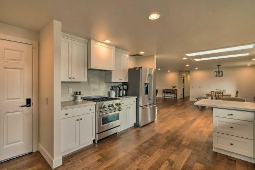 Stylish Olympia Home With Private Boat Dock!