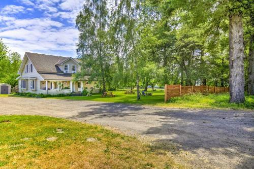 Island Gem With Shared Fire Pit, 3 Mi To Beach!