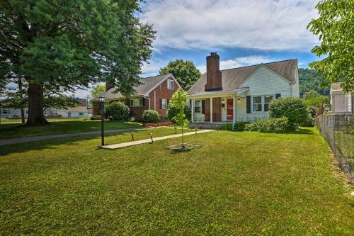 Charming Charleston Home With Yard And Fire Pit!