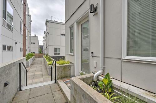 Sleek Townhome In Ballard With Rooftop Deck!