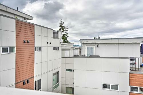 Sleek Townhome In Ballard With Rooftop Deck!
