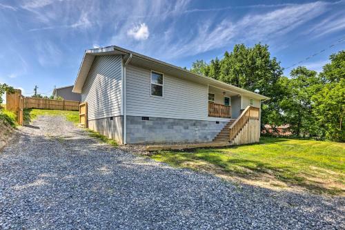 Pet-friendly Digs With Fire Pit And Large Yard!