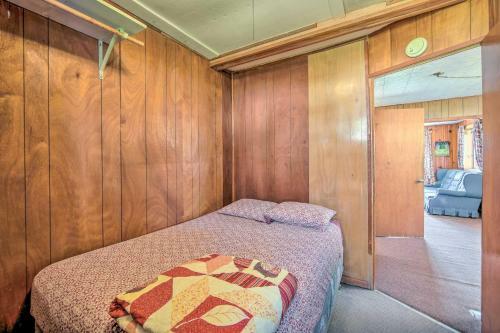 Convenient Cabin With Access To 3 Boat Docks!