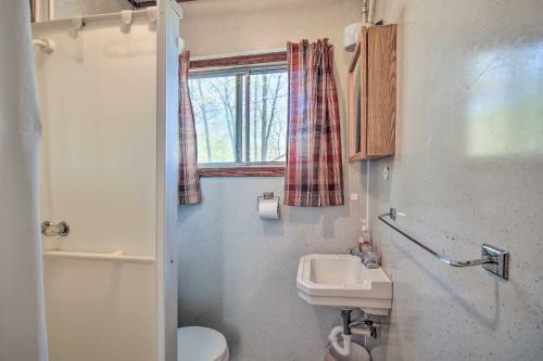 Convenient Cabin With Access To 3 Boat Docks!