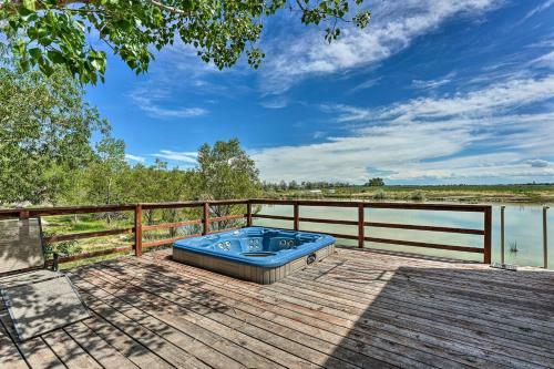 Lakefront Home With Waterslide And Trampoline!