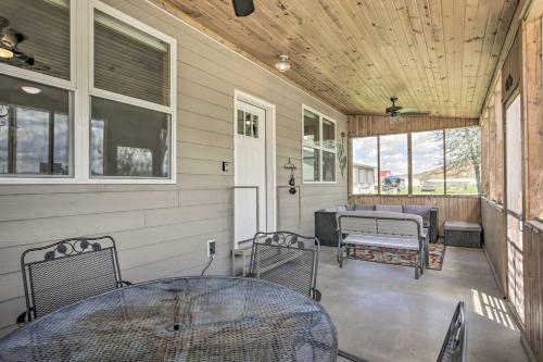 Idyllic Gem Screened Porch, Half Mi To River!
