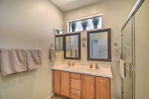 Chic Anthem Home With Patio Hike, Golf, Relax!