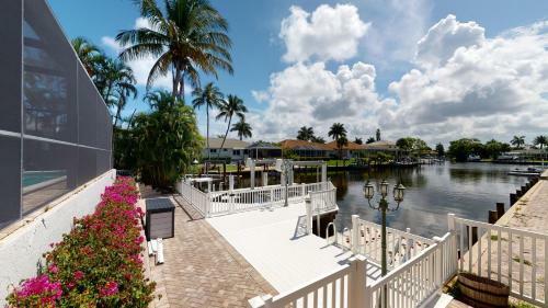 "cast-away" House I Immaculate 4 Bed Waterfront Home