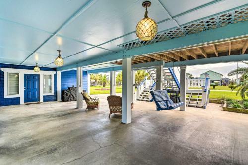 Beautiful Crystal Beach Escape With Large Deck!